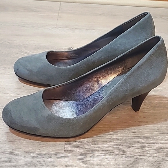 Banana republic gray suede upper 2.5 high pumps size 9 - Picture 1 of 10